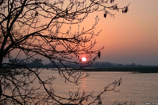 Zonsondergang op de Lek.jpg